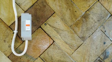 Doğal taştan arka planı olan ev halkı için elektrik sigortası. Elektrik sigortası ve negatif uzay konsepti. Boş bir uzay bileşimine sahip bir sigorta