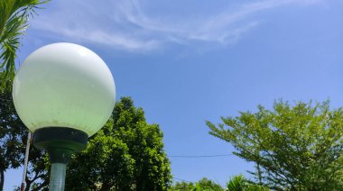 Gökyüzü arkaplanı açık bahçe lambası