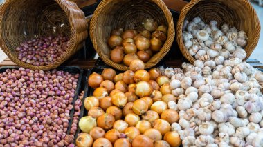 Süpermarket vitrininde salyangoz, sarımsak ve soğan sergileniyor. Önden görünüm