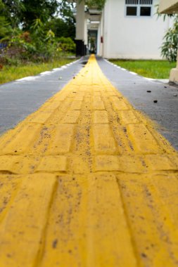 Sarı çizgi, görme engellilerin yolunu göstermektedir. Körler için kaldırım. Kör insanlar için kiremitler.
