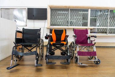 Tekerlekli sandalyeler hastanelerde sunuluyor. Bir sıra tekerlekli sandalye hastane ortamında kullanıma hazır. Bu erişilebilir taşınabilirlik yardımları, tıbbi tedavi ve ziyaretler sırasında hastanın konforunu ve desteğini sağlamak için sağlanmaktadır