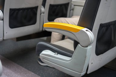 Çiziklerle yıpranmış tren koltukları.