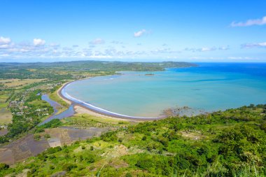 Bereketli Yeşillik ve Mavi Okyanusla Sahra Manzarası