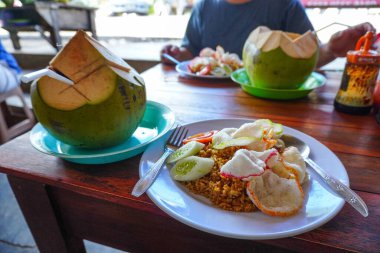 Endonezya usulü, hindistan cevizli pilav ve açık hava atmosferinde nefis bir içecek.