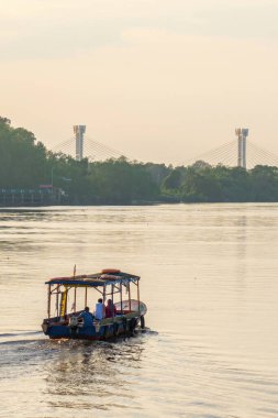 Geleneksel bir teknede keyif çatan romantik bir çift.