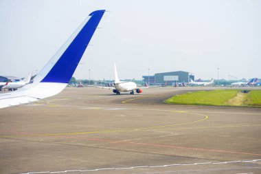 Uçak trafiği pistte çalışıyor. Pistte uçak kuyruğu var. Damga yok