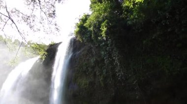 Yavaş Hareket Sodong Şelalesi Sukabumi, Endonezya 'da Parlak Güneş Işığı Altında Yeşil Tropikal Orman