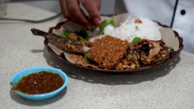 Geleneksel Endonezya Pirinci, Balık ve Tempeh Yavaş Yeme Hareketi