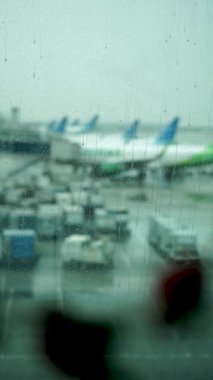 Yağmurlu Bir Gün 'de Yavaş Hareket Dikey Havalimanı Görünümü, Hava Aracı ve Yer Destek Aracı Hazırlandı