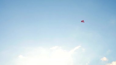 Yumuşak Bulutların Ortasında Açık Mavi Gökyüzünde Uçurtmanın Yavaş Hareketi