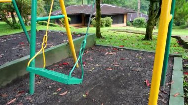 Ağaçlarla çevrili Park 'taki Yavaş Yeşil Salıncak Hareketi