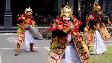 Kefalet, 28 Ocak 2025: Karmaşık kostüm ve maskelerin yer aldığı Balili Pajegan Maske Dansı