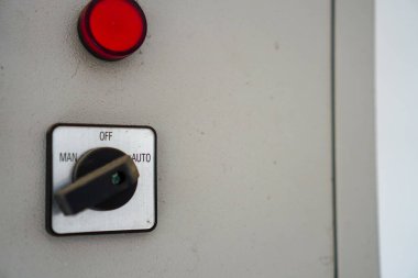 Kullanım kılavuzu ve otomatik çalışma kipleri, teknolojik hassasiyet ve işlevselliğin iletildiği endüstriyel anahtar panelinin ayrıntılı görünümü