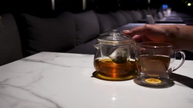 Şeffaf Çaydanlık ve Mermer Masa Üzerinde Cam Kupa ile Çayın Tadını Çıkarıyorum