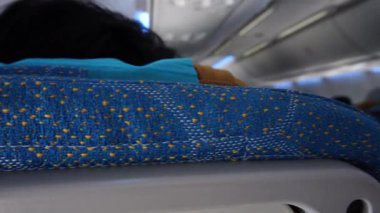 Yolcularla dolu bir uçak kabininin Yavaş Sinema Görüntüsü