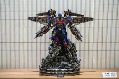 Jakarta, 14 Şubat 2024: Optimus Prime Heykeli Tarafsız Arkaplan ile Tahta Masa 'da Kahraman Galerisi Heykeli' nde sergilendi