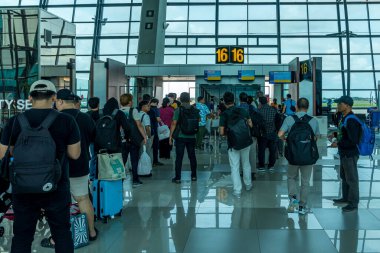 Jakarta, 14 Şubat 2024: Soekarno Hatta Havalimanı 'nda yolcu kuyruğu oluşturuldu
