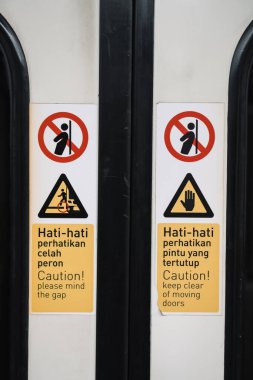 Tren kapılarının yanına yasaklı levha.