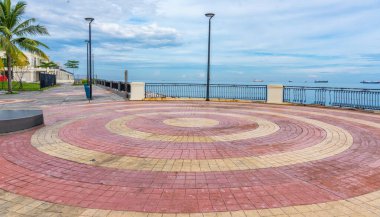 Rengarenk dairesel desenli kıyı yolu, okyanusun eşsiz manzarasını ve ufuk çizgisini gösterir..