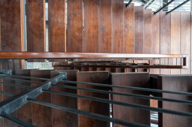 Yukarıdan görülen siyah metal parmaklıklı modern ahşap merdiven, iç tasarım projeleri için gelişmiş bir mimari tasarımı çağrıştırıyor..