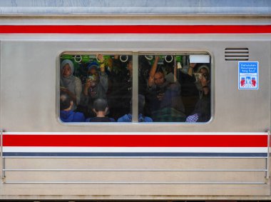 Jakarta, 26 Nisan 2025: Trafik Saati Yolcularıyla dolu Trenler