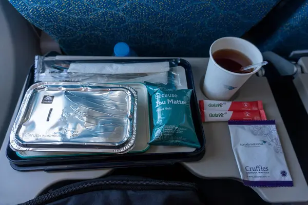 Jakarta, 26 Mayıs 2024: Uçak Uçağı Uçağı Uçağı Uçağı Yolcuları İçin Fındık Çayı ve Waffle