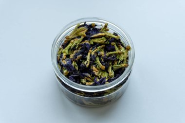 Kurumuş kelebek bezelye çiçekleri temiz bir cam kavanozu sağlık ve sağlık tarifleri için yumuşak bir arka plana doldurur..