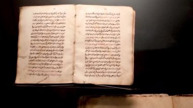 Jakarta, 20 Nisan 2025: Muhammed Zain bin Celaleddin Al-Asyi 'nin Bidayat El-Hidayah Kitabı ve Ulusal Müze' deki Misykat Sergisi 'nde sergilenen Arapça Fiqh Kitabı, Jakarta - Endonezya