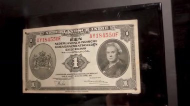 Jakarta, 20 Nisan 2025: 1943 yılından kalma Antik 1 Gulden madeni parası, NICA versiyonu, Ulusal Müze 'de sergilendi, Jakarta - Endonezya