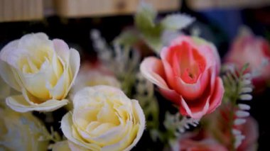 Çiçek Düzenlemesindeki Pastel Güllerin Yakın Çekimi