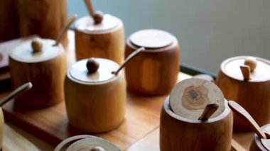 Ahşap Kavanozların Ahşap Masada Kaşıklı Düzenlenmesi