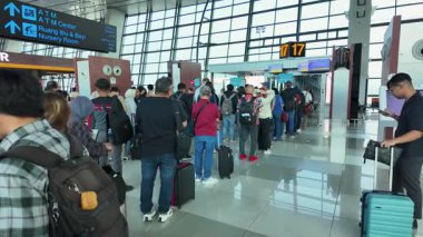 Jakarta, 7 Haziran 2025: Havaalanı Terminalinde kuyrukta bekleyen yolcular