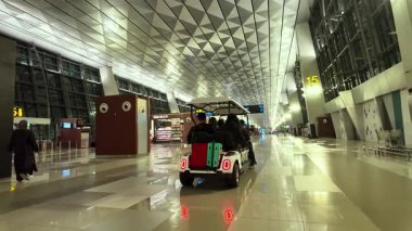 Jakarta, 7 Haziran 2025: Elektrik Havalimanı Aracı Yolcuları Soekarno Hatta Uluslararası Havalimanı Terminali 'ndeki Varış Kapılarına Bıraktı