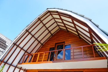 Parlak Mavi Gökyüzüne Karşı Balkonlu Ahşap Kulübe