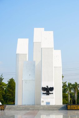 Endonezya Kahramanları Mezarlığı Gökyüzü Altında Kartal Heykeli ile Kalibata, Jakarta - Endonezya