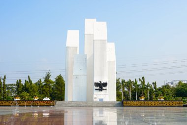 Endonezya Kahramanları Mezarlığı Gökyüzü Altında Kartal Heykeli ile Kalibata, Jakarta - Endonezya