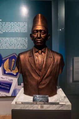 Jakarta, 5 Mart 2025: H Samanhudi 'nin bronz heykeli, Surakarta' daki İslam Sendikası (SDI) örgütünün kurucusu olarak Endonezya Bankası Müzesi 'nde sergileniyor