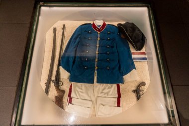 Endonezya Bankası Müzesi 'nde (De Javasche Bank) Silah ve Bayrak Eserleriyle Antik Hollanda Askeri Üniforması sergileniyor)