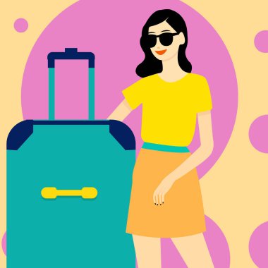 Düz bir şekilde vektör illüstrasyonu. Güneş gözlüklü, rahat giyimli ve büyük bir valizli genç ve güzel bir kadın turist. Yaz mevsimi.