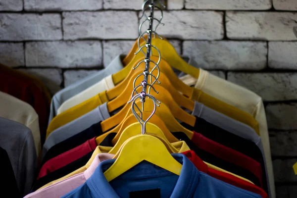 Camisetas Algodón Deportes Colgadas Perchas Pared Dentro Una Tienda Ropa —  Fotos de Stock