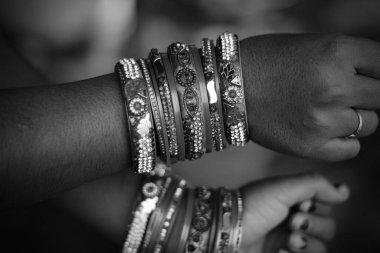 Güzel renkli geleneksel cam bilezikler Hintli kadının elinde mücevher.