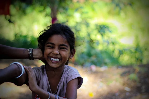 Vadodara グジャラート州 2022年11月19日 貧しいインドの通りに滞在しているインドの美しい子供が無邪気に近視の肖像画を笑って — ストック写真