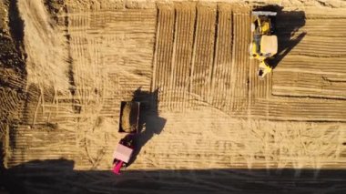 İnşaat endüstriyel makine kazıcı çekici traktör kum havadan dron görüntüsü üst açı