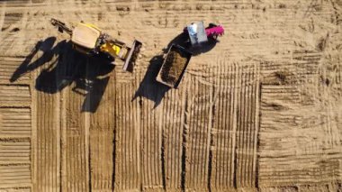 İnşaat endüstriyel makine kazıcı çekici traktör kum havadan dron görüntüsü üst açı