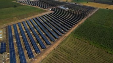 Güneş paneli yenilenebilir enerji yenilenebilir elektrik yeşil enerji sürdürülebilir hava aracı görüntüsü 4k