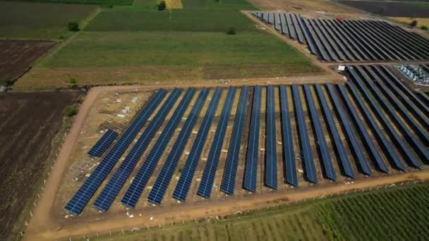 太陽光パネルプラント再生可能エネルギーグリーンエネルギー持続可能な空中ドローンビュー4Kビデオ — ストック動画
