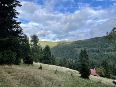 Akşamın erken saatlerinde dağ manzarası