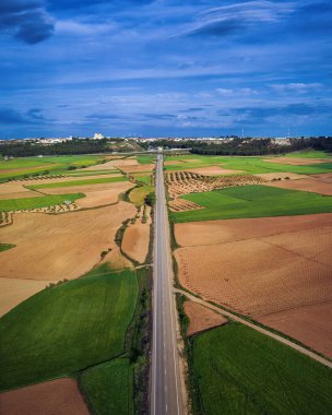 Tarlaların havadan görünüşü. Otoyol arama yolları ve çizgilerinin İHA görüntüsü.
