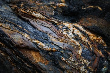 Kayalardaki su erozyonu, dokular ve desenler Asturian plajlarındaki taşlarda oluşmuş. Kuzey İspanya, Asturias 'taki Campiecho plajı..