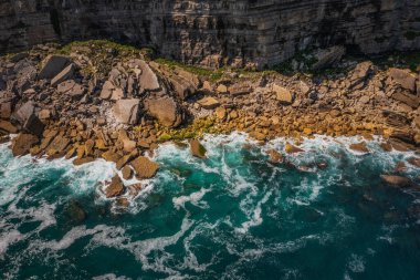 Su kayaları eziyor, saf güzellik. Asterian kıyıları yaz boyunca insansız hava aracıyla ele geçirildi. Kayalıkları ve suyu olan uçurumlar.